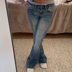 Lågmidjade jeans - Snygga lågmidjade bootcut. Midja: 35cm tvärs över (streachigt material) innerbenslängd: 82cm. Små slitningar längst ner men absolut inget man tänker p💕💕