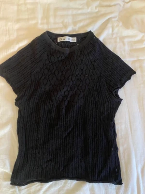 Snygg topp från zara  - Jättesnygg topp från zara men har tyvärr blivit för liten, använd några gånger men väldigt fint skick 