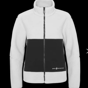 Jacka  - Säljer en Sail Racing jacka som inte är använd. Skriv om fler Bilder. 