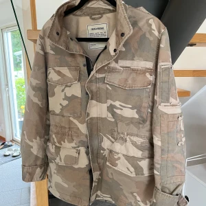 Zadig fieldjacket - Säljer denna sjukt snygga field jacka från Zadig. Endast använd fåtal gånger ! Det är storlek S men den sitter större och passar M perfekt med. Hör av dig vid ytterligare frågor. Pris kan diskuteras vid snabb affär!