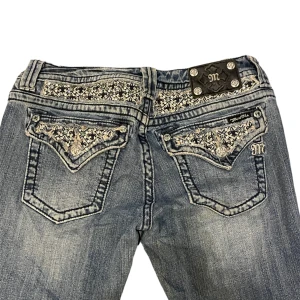 Missme Jeans - Superfina missme jeans i storlek 30. Midja:39cm, Ytterbenslängd:107cm, innebenslängd:85cm , benöppning:22cm. Tyvärr har vi inga bilder hur de sitter på så jämför gärna måtten med ett par egna byxor. Skriv på dm vid frågor eller fler bilder💫