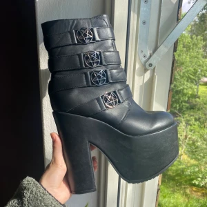 Killstar klackar  - Dessa är slutsålda överallt då dem tillhör en gammal kollektion. Klacken är på 15cm så jag hoppas du som köpare vet vad du gör🙃 Använda fåtal gånger så mycket bra skick, köpt för 1000 något. En liten 40