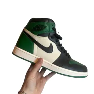 Säljer dessa Jordans jag bara använt en gång, är inte riktigt min stil därför säljer jag,  Skriv om du har fler frågor :)