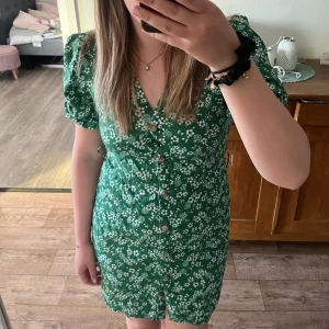 Klänning - Fin grön sommarklänning från monki! Aldrig använd så super fick skick, stl 38🥰