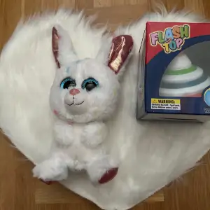 Liten 15 cm regnbåge kanin med glitter öron. Nytt - bara ståt i bokhyllan, köpt förra året.  Och en liten vit hjärta mattan - också nytt. Leksak med musik och ljud som snurrar. Allt är nytt