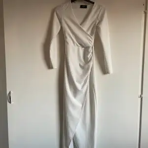Vit långklänning från märket AX Paris