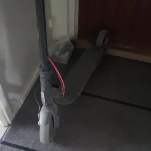 Xioami pro 2  - Hel säljer min Elscoter som jag har haft i ett bra tag den åker 25 kmh. Räckvidd upp till 45 km per laddning.  laddnings tid tar ca 6-8 timmar för full lad