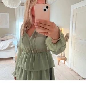 Klänning - Jätte fin klänning från zara, använd få gånger och är därför i väldigt bra skick!