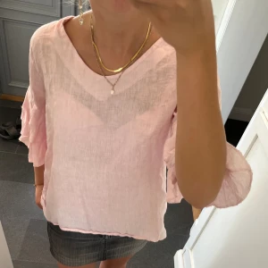 Rosa volangblus  - Rosa trekvartsärmad volangblus från 4X4. Kan inte hitta storlek men skulle säga S/M. Fint skick. Använd gärna köp nu!