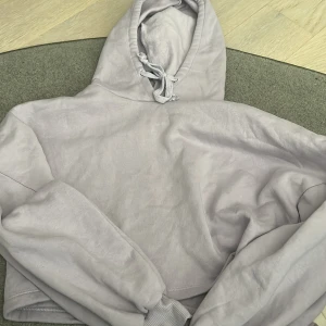 Croppad hoodie  - Bra skick 