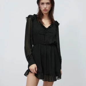 Klänning zara - Svart klänning från zara perfekt till sommaren strl L men passar M