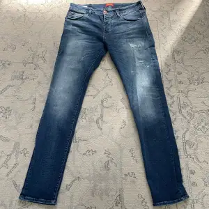 Riktigt snygga Jack & Jones jeans i färgen blå. 💙Jeansen har snygga slitningar som ger mer avtryck⭐️ Skicket är super, inga skador osv. 