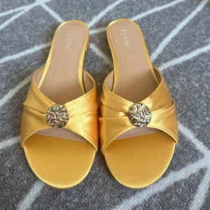 Gula sandaler - Köptes på en loppis och de är helt oanvända.