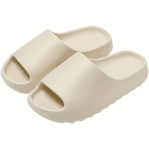 Tofflor  - Säljer ett par tofflor i färgen beige som är i mycket bra skick. Inte mycket använda.