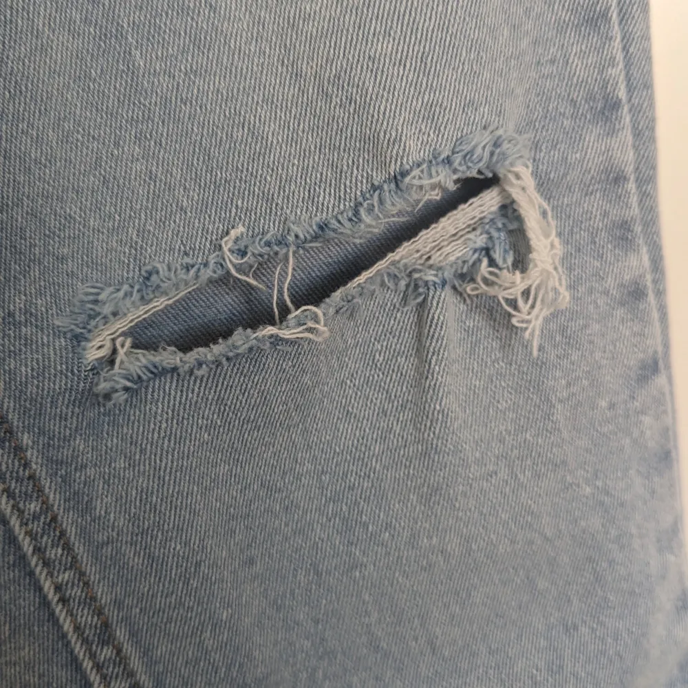 Jeans från märket Stradivarius Tall, köpta på Asos i slutet av förra sommaren. Använda en gång, säljes nu pga för liten storlek.  Ankellängd (modellen gjord för personer som är 175 cm och längre) . Jeans & Byxor.