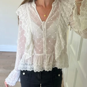 Spetsblus - Superfin spetsblus med detaljer!! 