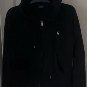 Ralf lauren zip - Säljer då den inte kommer till användning, finns inga defekter. Pris kan diskuteras. Två korta slitsar i sidorna