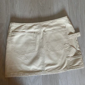 Cargokjol  - Cargokjol i beig, jättebra skick säljer pga har blivit för liten🥰