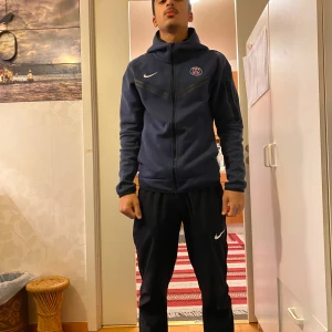 Nike track psg edition - Ganska ny, knappast använd.