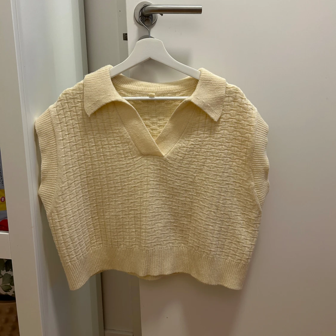 Croppad stickad väst - 90