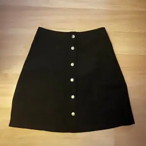 Svart kjol i mocka liknande från H&M i storlek 32