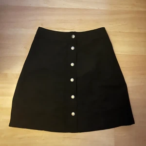 Svart kjol - Svart kjol i mocka liknande från H&M i storlek 32
