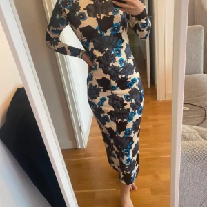 Blommig klänning  - Superfin blommig klänning från Modström  Nypris 899kr Råkade beställa två och glömde skicka tillbaka. Endast testad  Storlek small  I polyester och elastan. Lite tjockare tyg   350kr inkl frakt 
