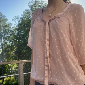 Fest topp - Säljer min supersöta blus som jag tror är från Lindex. Perfekt utomlands och till sommaren! Skriv vid intresse❤️❤️
