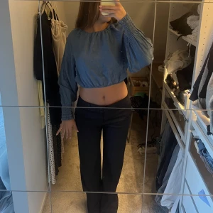 Jeans topp  - Jättefina jeanstopp som är öppen i ryggen från Kappahl. Den är aldrig använd och är i storlek xs men skulle säga att den även passar en s eller m då man spänner den själv💕