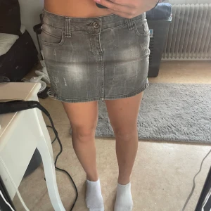 Lågmidjade jeans kjol - Säljer min Lågmidjade jeans kjol som är grå 