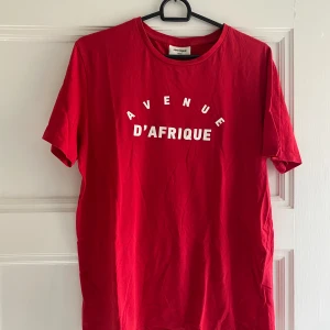 T-Shirt Avenue Tropicale HELT NY.  - Säljer min helt oanvända t-shirt från Avenue Tropicale.  Storlek:M Nypris:599kr  Kan hämtas i Malmö
