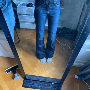 Lee jeans low Waits  - Säljer mina helt nya lee jeans då jag aldrig andvänder dom, dom är super sköna och passar mig som är 1 70 ganska bra.💓