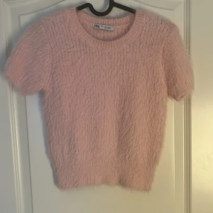Rosa zara tröja  - Älskar denna tröja. Den är mjuk och älskar färgen. Jag köpte den i fel storlek💕