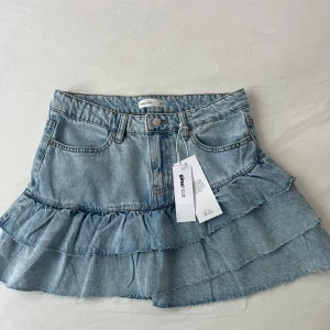 Ginatricot jeanskjol!  - Säljer nu en sååå fin jeanskjol från Gina Tricot. Är helt ny med prislapp kvar, är också helt slutsåld på hemsidan. Kom privat för frågor osv💗💗