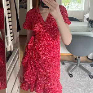 Jättefin röd blommig klänning ifrån Vero Moda, aldrig använd och prislappen kvar