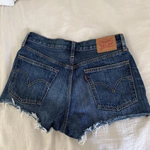 Levis 501 shorts - I fint skick, ser nya ut. Mörkblå i W28, jag brukar ha storlek 38 för referens. Skriv för fler bilder❤️