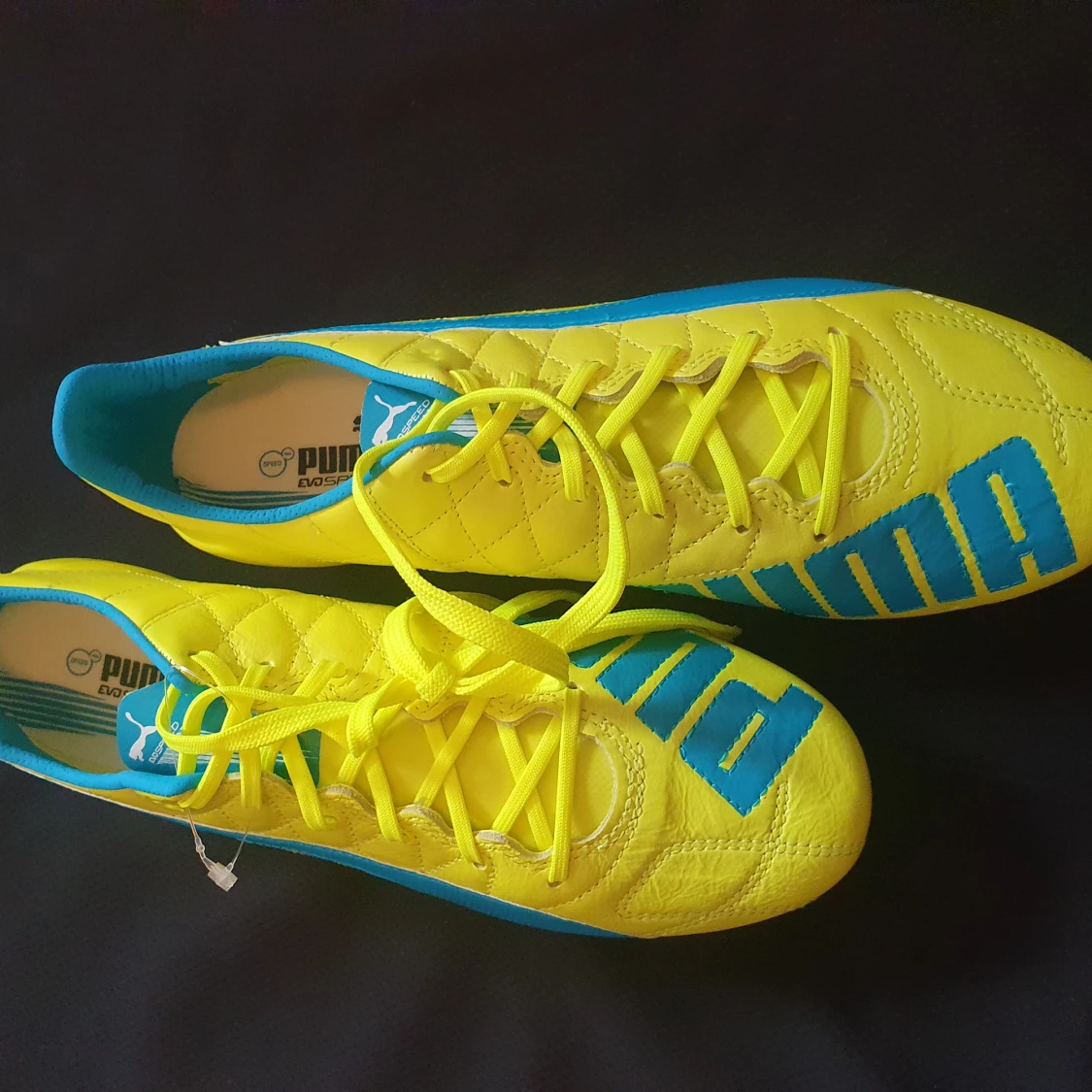 Oanvända nya fotbollsskor  - 90