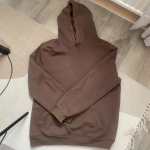 Hoodie - Brun hoodie köpt på H&m på herravdelningen