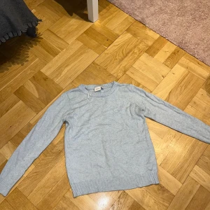 Stickad tröja  - Ljusblå stickad tröja från vila 