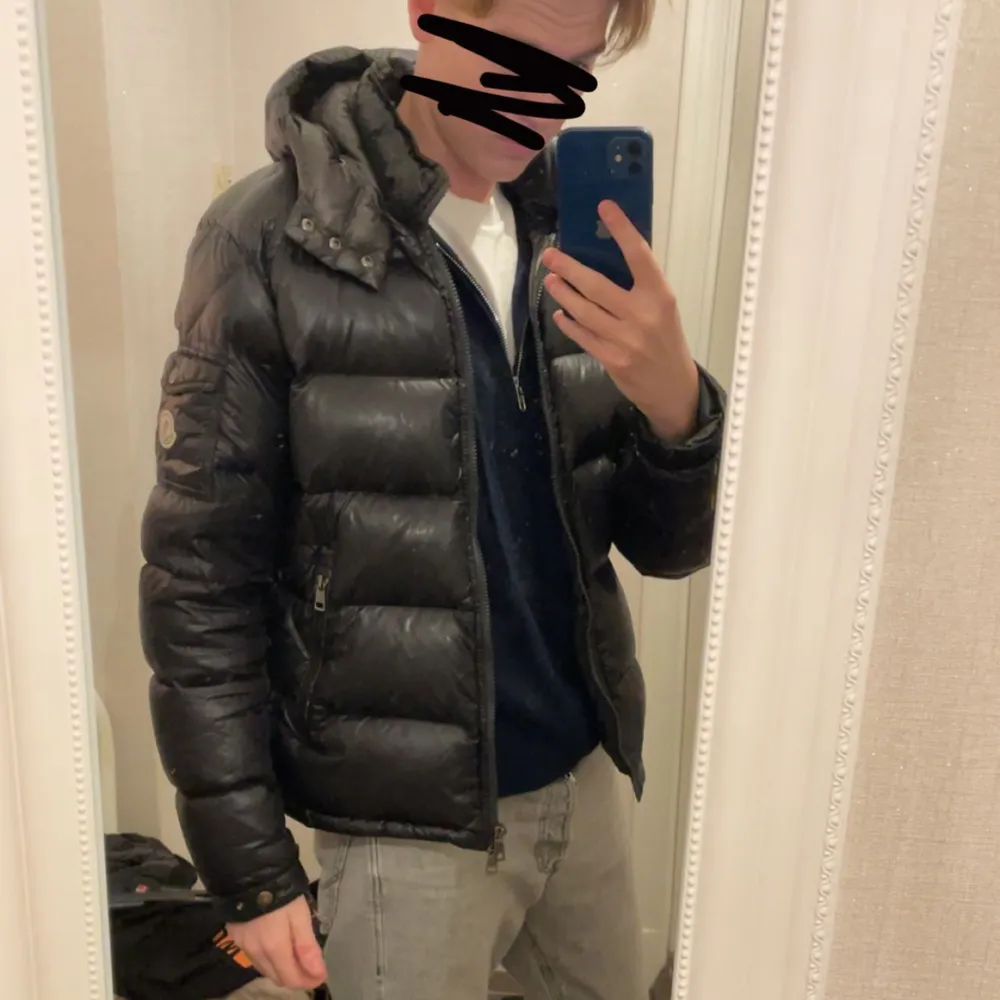 Säljer min Moncler Maya Zin Giubotto i strl 2 som motsvarar S,M. Köpt från Vongrevencloset.se och endast använd en vinter i min ägo. CLG-kod/Äktenhetsbevis finns i jackan. Den har tyvärr slitningar på ärmarna som syns bilderna därav priset. Ny 13900. Jackor.