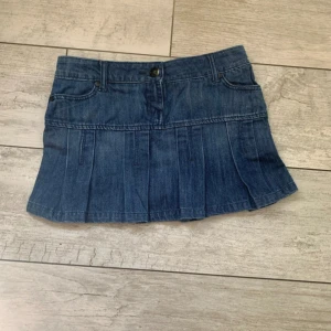 Volang jeanskjol - Jättefin jeanskjol! Midjemått: 40 cm