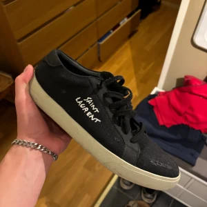Saint Laurent skor  - Fina och stilrena skor i bra skick.   Inge box eller kvitto… därför kan inte sägas om dem är äkta eller inte!  Skriv vid frågor och funderingar!:)
