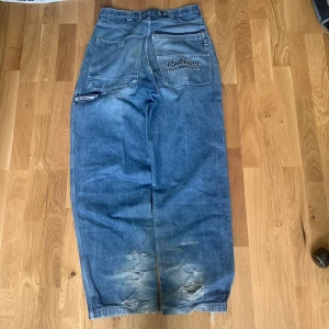 Jnco type jeans - Feta redrum byxor som är som jncos typ. Strlk 30 och säljer pga de, dem e lite för små för mig. De har heelbite men de ba ger ba karaktär. De sitter baggy på kropp fråga om ni vill ha bilder. 
