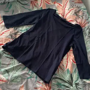 En tunn tröja med trekvarts ärmar som passar bra till sommaren. Den är mörkblå men en väldigt mörk färg. Inga defekter alls💙