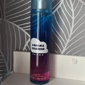Ariana mist - Säljer denna då den inte längre används, luktar likt parfymen❤️halva kvar se bild två 