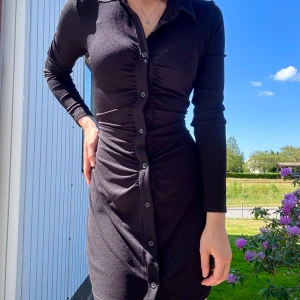 Svart klänning  - Super fin klänning från hm med knappar.
