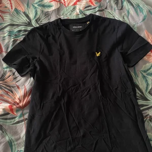 Lyle&Scott tshirt - En svart fin tshirt från lyle&scott som inte kommer till mycket användning. Har används några få gånger och har inga defekter alls. Lite skrynklig då den legat i min garderob men kan strykas innan den skickas ifall det önskas☺️