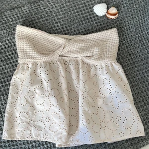 Topp - Säljer en jätte söt topp från SHEIN. Toppen är i storlek S/Xs!🌼