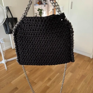 Stella mccartney väska - Handgjord väska jag köpte här på plick. Så fin använder inte längre. vissa trådar sticker ut plus ett litet hål i hörnet som man kan se på första bilden. men märks inte. rymlig💞
