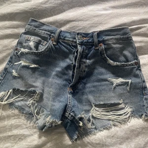 Zara shorts - säljer mina zara jeans shorts. knappt använda. ny pris 329 